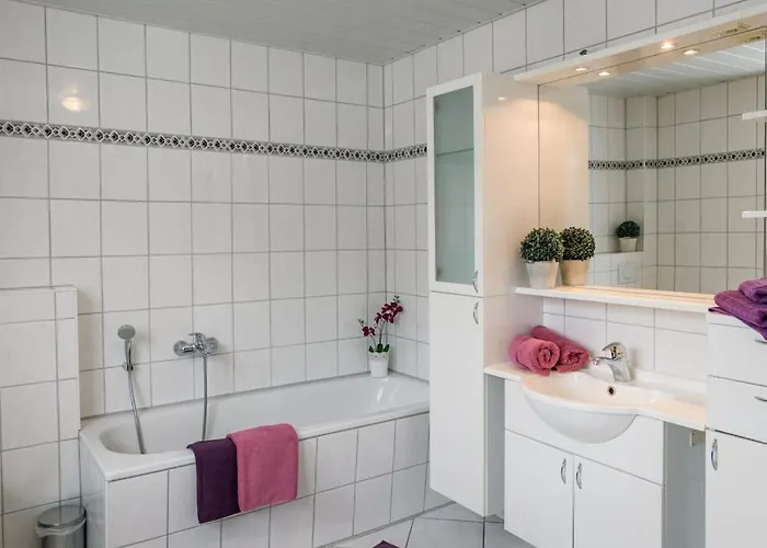 With 8 Bedrooms Semesterbostad *